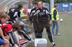 Regionalliga Süd - FC Ingolstadt 04 II - SV Viktoria Aschaffenburg - Trainerbank Joe Albersinger gratuliert allen zum Sieg