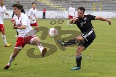 Regionalliga Süd - FC Ingolstadt 04 II - FC Augsburg - Karl-Heinz Lappe schießt seinen Kontrahenten an