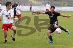 Regionalliga Süd - FC Ingolstadt 04 II - FC Augsburg - Karl-Heinz Lappe schießt seinen Kontrahenten an