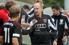 Regionalliga Süd - FC Ingolstadt 04 II - SV Viktoria Aschaffenburg - Trainerbank Joe Albersinger gratuliert allen zum Sieg