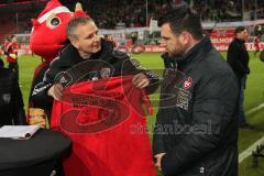 2. BL  - Saison 2013/2014 - FC Ingolstadt 04 - 1.FC Kaiserslautern - Geschäftsführer Harald Gärtner vor dem Spiel, Übergabe Fan T-shirt