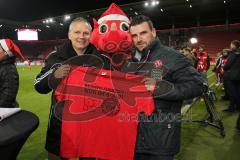 2. BL  - Saison 2013/2014 - FC Ingolstadt 04 - 1.FC Kaiserslautern - Geschäftsführer Harald Gärtner vor dem Spiel, Übergabe Fan T-shirt