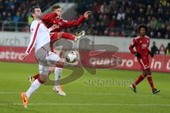 2. BL  - Saison 2013/2014 - FC Ingolstadt 04 - 1.FC Kaiserslautern - rechts Christoph Knasmüllner (7) fängt die Flanke und zieht ab, wird von links Marc Torrejon gestört