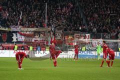 2. BL  - Saison 2013/2014 - FC Ingolstadt 04 - 1.FC Kaiserslautern - Spiel ist aus, die Spieler vom FC IN sind geschlagen