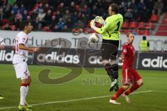 2. BL  - Saison 2013/2014 - FC Ingolstadt 04 - 1.FC Kaiserslautern - rechts Moritz Hartmann (9) kommt zu spät, Torwart Tobias Sippel schneller