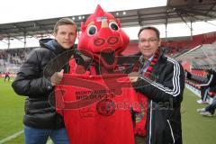 2. BL - FC Ingolstadt 04 - SV Sandhausen - Saison 2013/2014 - T-Shirt Übergabe gegen Rassismus durch rechts Franz Spitzauer an Regis Dorn (Teammanager SV Sandhausen)