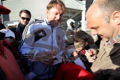 FC Ingolstadt 04 - FC Energie Cottbus - Ralph Hasenhüttl beim Autogramm schreiben - Foto: Jürgen Meyer
