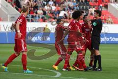 2. BL - FC Ingolstadt 04 - DSC Armenia Bielefeld - 3:2 - Tor von Philipp Hofmann (28) wird nicht gegeben, Beschwerde beim Schiedsrichter