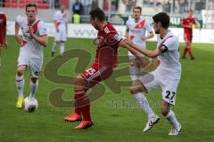 2. BL - FC Ingolstadt 04 - FC St. Pauli - 1:2 - Karl-Heinz Lappe (25) in Bedrängnis