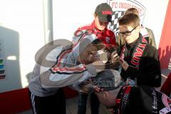 FC Ingolstadt 04 - FC Energie Cottbus - Soares Danilo beim Autogramm schreiben - Foto: Jürgen Meyer