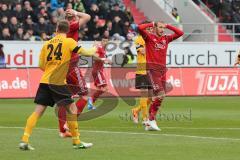2. BL - FC Ingolstadt 04 - Dynamo Dresden - Saison 2013/2014 - Philipp Hofmann (28) geht durch die Abwehr und zielt übers Tor. Moritz Hartmann (9) ärgert sich