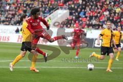 2. BL - FC Ingolstadt 04 - Dynamo Dresden - Saison 2013/2014 - Caiuby Francisco da Silva (31) kommt nicht richtig an den Ball, wird gestört von links Romain Bregerie