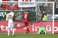 2. BL - FC Ingolstadt 04 - FC St. Pauli - 1:2 - Elfmeter von Florian Kringe, Torwart Ramazan Özcan (1) hält den Ball doch im Nachschuß das 1:2 für Pauli