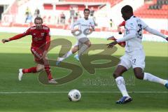 2. BL - FC Ingolstadt 04 - SV Sandhausen - Saison 2013/2014 - links Moritz Hartmann (9) schießt zum Tor Seyi Olajenbesi fängt ihn ab