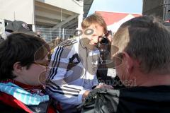 FC Ingolstadt 04 - FC Energie Cottbus - Ralph Hasenhüttl beim Autogramm schreiben - Foto: Jürgen Meyer