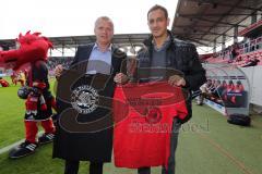 2. BL - FC Ingolstadt 04 - FC St. Pauli - 1:2 - Harald Gärtner mit Sportdirektor Rachid Azzouzi bei Übergabe der T-Shirts gegen Rassismus