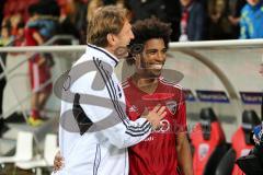 2. BL - FC Ingolstadt 04 - VfR Aalen 2:0 - Cheftrainer Ralph Hasenhüttl gratuliert Caiuby Francisco da Silva (31) nach dem Spiel
