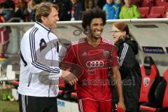 2. BL - FC Ingolstadt 04 - VfR Aalen 2:0 - Cheftrainer Ralph Hasenhüttl gratuliert Caiuby Francisco da Silva (31) nach dem Spiel