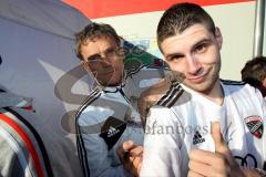 FC Ingolstadt 04 - FC Energie Cottbus - 	Michael Henke beim Autogramm schreiben - Foto: Jürgen Meyer