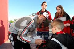 FC Ingolstadt 04 - FC Energie Cottbus - Moritz Hartmann beim Autogramm schreiben - Foto: Jürgen Meyer