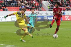 2. BL - FC Ingolstadt 04 - Fortuna Düsseldorf - 1:2 - Fabian Giefer kommt Caiuby Francisco da Silva (31) zuvor