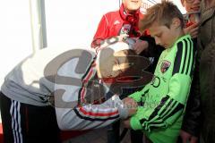 FC Ingolstadt 04 - FC Energie Cottbus - Soares Danilo beim Autogramm schreiben - Foto: Jürgen Meyer