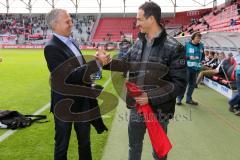 2. BL - FC Ingolstadt 04 - FC St. Pauli - 1:2 - Harald Gärtner mit Sportdirektor Rachid Azzouzi bei Übergabe der T-Shirts gegen Rassismus