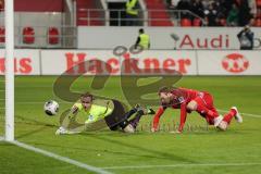 2. BL  - Saison 2013/2014 - FC Ingolstadt 04 - 1.FC Kaiserslautern - Moritz Hartmann (9) köpft zum Tor, Torwart Tobias Sipprl chancenlos, 1:0 für Ingolstadt