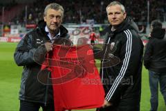 2. BL 2014 - FC Ingolstadt 04 - 1860 München - 2:0 - Harald Gärtner rechts Übergabe T-Shirt