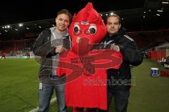 2. BL - FC Ingolstadt 04 - VfR Aalen 2:0 - T-Shirt Übergabe der Fans gegen Rassismus