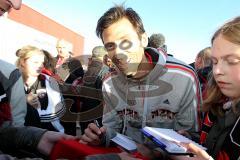 FC Ingolstadt 04 - FC Energie Cottbus - Mijatovic Andre beim Autogramm schreiben - Foto: Jürgen Meyer