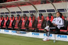 2. BL - FC Ingolstadt 04 - VfR Aalen 2:0 - Cheftrainer Ralph Hasenhüttl nachdenklich allein auf der Bank nach dem Spiel