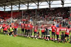 FC Ingolstadt 04 - FC Energie Cottbus - Spieler bedanken sich bei den Fans - Andreas Buchner inmitten der Fans - Foto: Jürgen Meyer