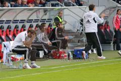 2. BL - FC Ingolstadt 04 - 1. FC Köln - 2014 - Stress an der Trainerbank, Cheftrainer Ralph Hasenhüttl sitzt und Michael Henke muss das Spielfeld verlassen, Sportdirektor Thomas Linke diskutiert mit dem Schiedsrichter