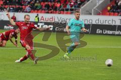 2. BL - FC Ingolstadt 04 - Fortuna Düsseldorf - 1:2 - Moritz Hartmann (9) wittert die Torchance, Ball prallt ab und Marvin Matip (34) trifft zum 1:2
