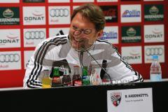 2. BL - FC Ingolstadt 04 - VfR Aalen 2:0 - Cheftrainer Ralph Hasenhüttl in der Pressekonferenz scherzt mit dem Aalen Trainer Michael Schiele