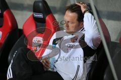 2. BL - FC Ingolstadt 04 - VfR Aalen 2:0 - Cheftrainer Ralph Hasenhüttl nachdenklich allein auf der Bank nach dem Spiel
