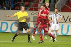 2. BL - FC Ingolstadt 04 - VfR Aalen 2:0 - Christian Eigler (18) schießt auf das Tor trifft seinen Gegenspieler am Kinn und der Ball geht ins Tor zum 2:0. Tor Jubel mit Moritz Hartmann (9)