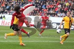 2. BL - FC Ingolstadt 04 - Dynamo Dresden - Saison 2013/2014 - Caiuby Francisco da Silva (31) kommt nicht richtig an den Ball, wird gestört von links Romain Bregerie