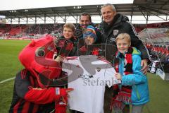 2. BL - FC Ingolstadt 04 - Dynamo Dresden - Saison 2013/2014 - 5 Jahre Schanzer Fußballschule mit Leiter Dirk Behnke hinten links und rechts Harald Gärtner