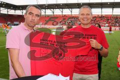 2. BL - FC Ingolstadt 04 - DSC Arminia Bielefeld - 3:2 - rechts Harald Gärtner bei der Übergabe des T-Shirts gegen Rassismus