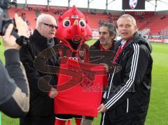 2. BL - FC Ingolstadt 04 - Fortuna Düsseldorf - Übergabe T-Shirt durch Harald Gärtner