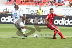 2. BL - FC Ingolstadt 04 - Karlsruher SC - 0:2 - Karl-Heinz Lappe (25) läuft aufs Tor, Reinhold Yabo schnappt sich den Ball