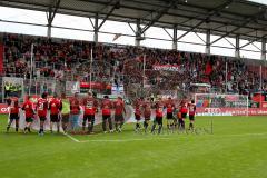 FC Ingolstadt 04 - FC Energie Cottbus - Spieler bedanken sich bei den Fans - Foto: Jürgen Meyer