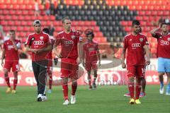 2. BL - FC Ingolstadt 04 - Erzgebirge Aue - 1:2 - Die Spieler gehen vom Platz, vorne Moritz Hartmann (9)