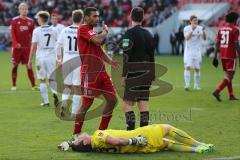 2. BL - FC Ingolstadt 04 - SV Sandhausen - Saison 2013/2014 - Tor wird nicht gegeben, Marvin Matip (34) beschwert sich beim Schiedsrichter Marco Fritz. Torwart Manuel Riemann liegt am Boden