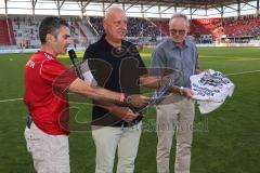 2. BL - FC Ingolstadt 04 - Erzgebirge Aue - 1:2 -  Ehrung der Aufsteiger durch Frank Dreves und Peter Jackwerth