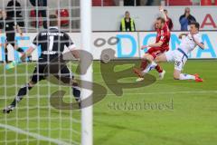 2. BL - Saison 2013/2014 - FC Ingolstadt 04 - FSV Frankfurt - 0:1 - Moritz Hartmann (9) zieht ab, Torwart FSV Patric Klangt und rechts FSV Denis Epstein