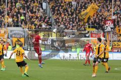 2. BL - FC Ingolstadt 04 - Dynamo Dresden - Saison 2013/2014 - Alfredo Morales (6) Kopfball, hinten Dresden Fans und Torwart Ramazan Özcan (1)