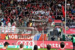 FC Ingolstadt 04 - FC Energie Cottbus - Spieler bedanken sich bei den Fans - Andreas Buchner inmitten der Fans - Foto: Jürgen Meyer